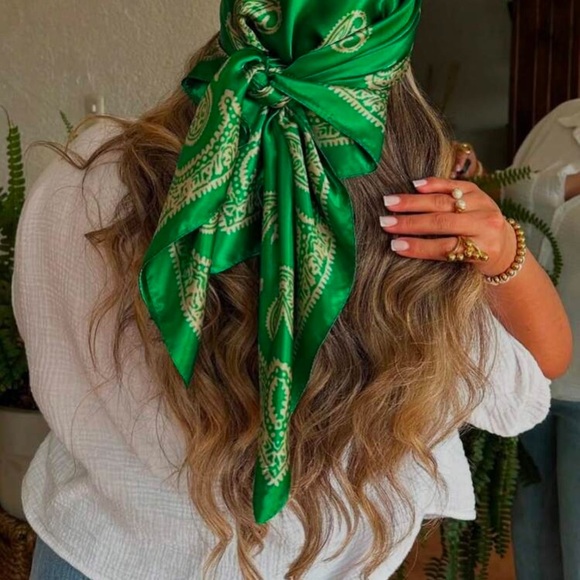 Elegant Green Paisley Scarf - Picture 2 of 5